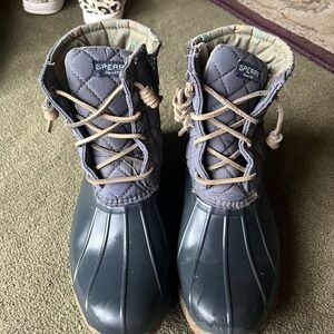 Sperry women’s Gray Quilted Duck Rain Boots with Tan Laces